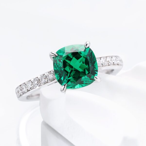 18K White Gold Emerald Ring with Four-Prong Setting and Diamond Accents