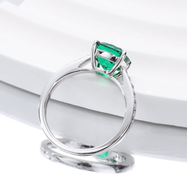 18K White Gold Emerald Ring with Four-Prong Setting and Diamond Accents