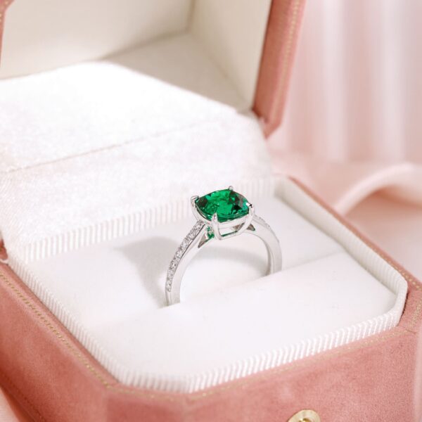 18K White Gold Emerald Ring with Four-Prong Setting and Diamond Accents