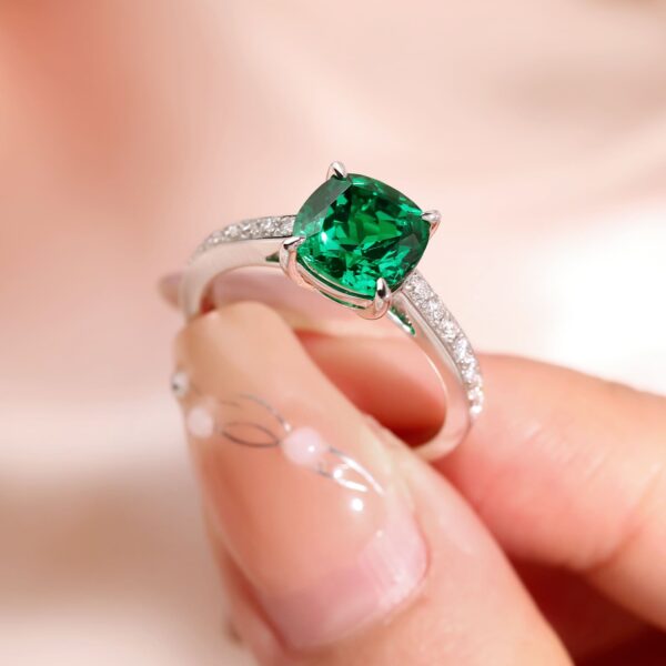 18K White Gold Emerald Ring with Four-Prong Setting and Diamond Accents