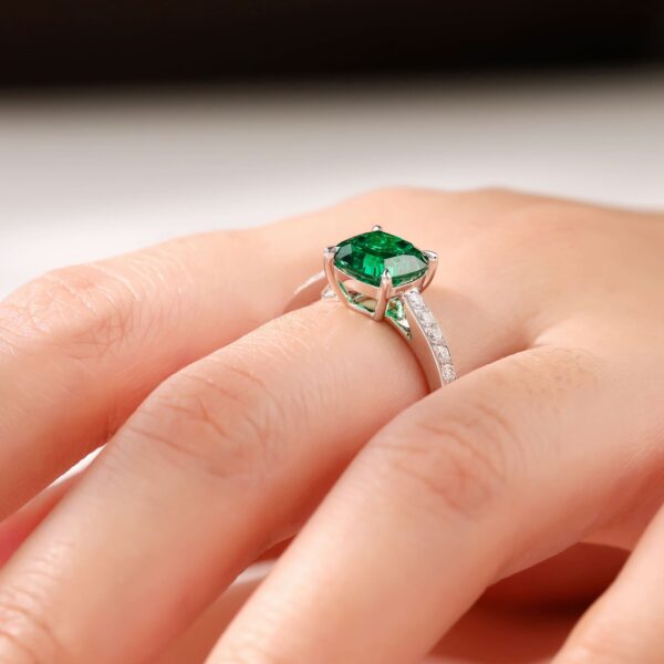 18K White Gold Emerald Ring with Four-Prong Setting and Diamond Accents