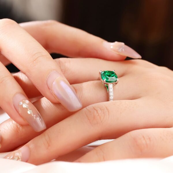 18K White Gold Emerald Ring with Four-Prong Setting and Diamond Accents